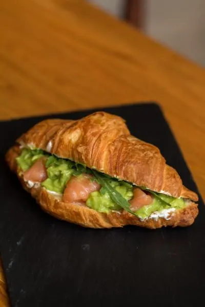 Круассан с лососем