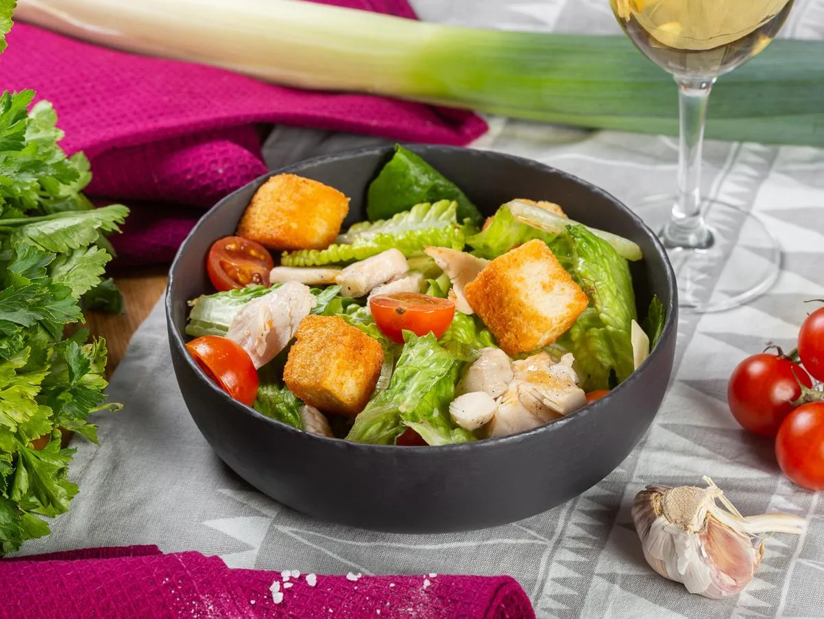 Салат Цезарь с курицей