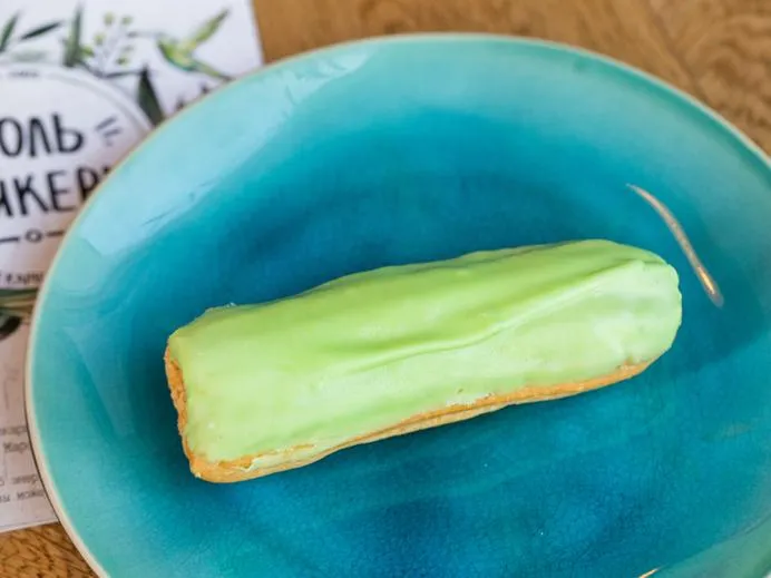 Эклер фисташковый