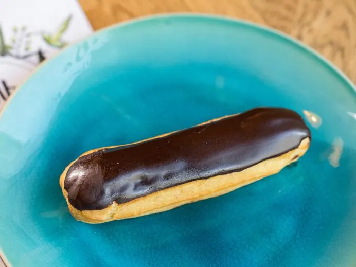 Эклер шоколадный