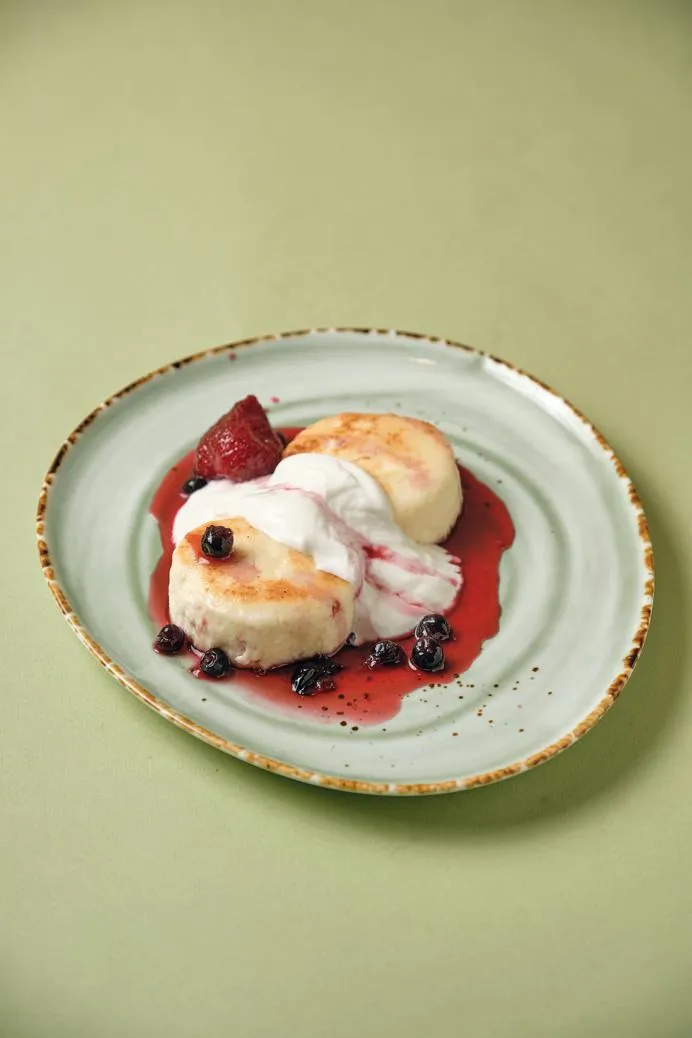 Сырники с ягодным соусом и сметаной 