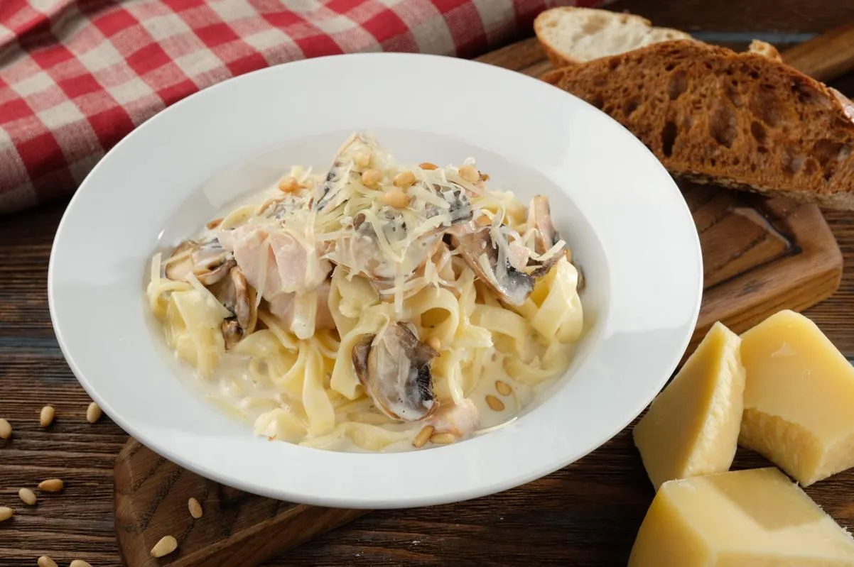 Бизнес-ланч с пастой с курицей и грибами 