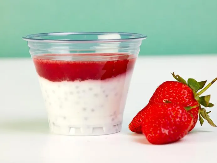 Чиа с йогуртом и клубникой