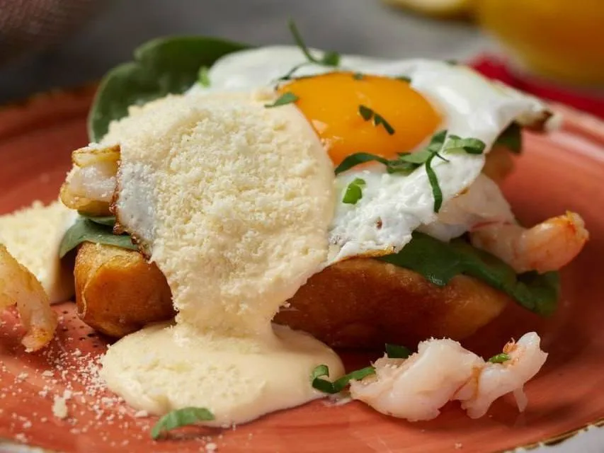 Тост с креветками и сырным соусом