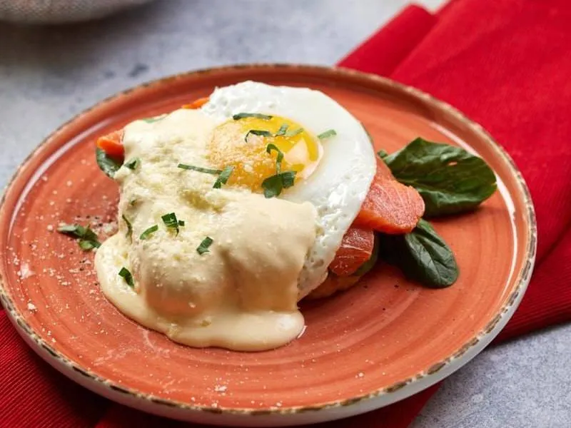 Тост с лососем и сырным соусом