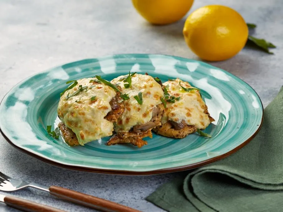 Куриная грудка с грибами под сыром